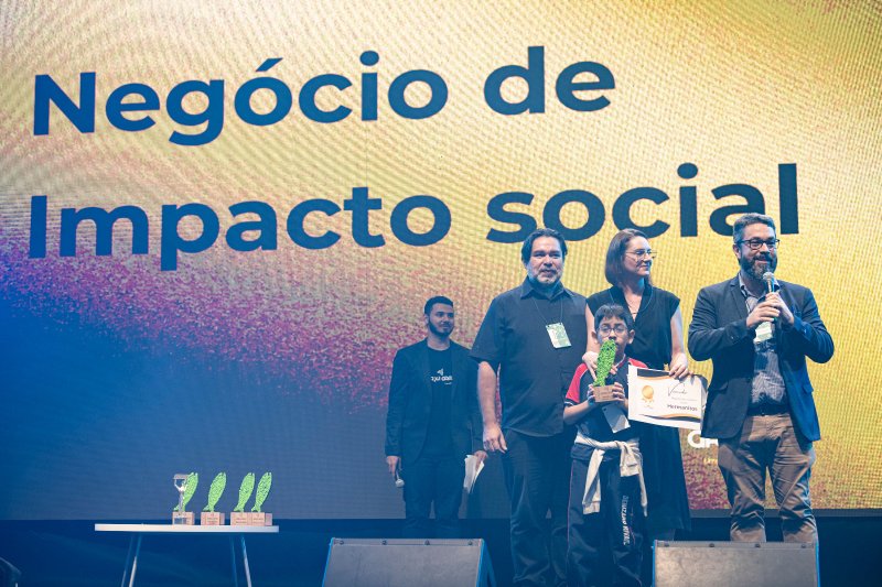 Tulio Condé recebe o prêmio de 'Empreendedor do Ano', e também representa a Hermanitos na categoria 'Negócio de Impacto Social durante a premiação Jaraqui Graúdo. Foto: Kiko Sanches
