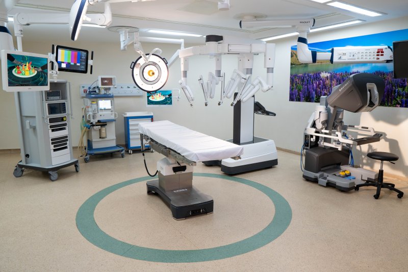 Sala de cirurgia com equipamento robótico para realizar a cirurgia | Foto: Divulgação