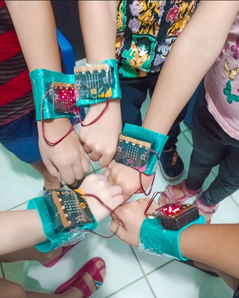Pulseira contadora de passos é mais uma tecnologia desenvolvida por alunos da Manaós Tech. Foto: Reprodução Instagram