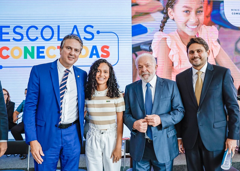 Manoela posa em foto ao lado do Presidente Lula e dos ministros Camilo Santana (Educação) e Juscelino Filho (Comunicações).