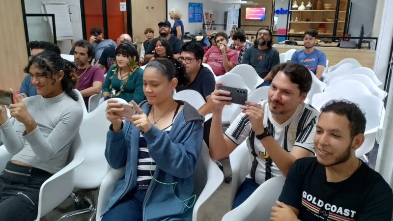 Desenvolvedores amazonenses seguram celulares em palestra. Foto: Divulgação.