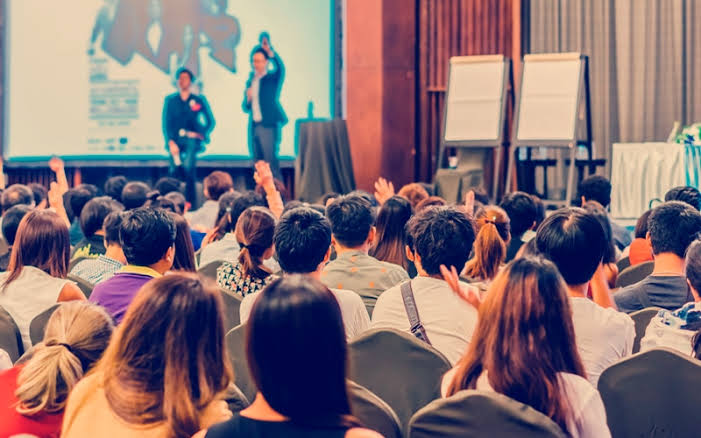 Conferência pode ser assistida presencialmente ou on-line. Foto: Reprodução Internet.