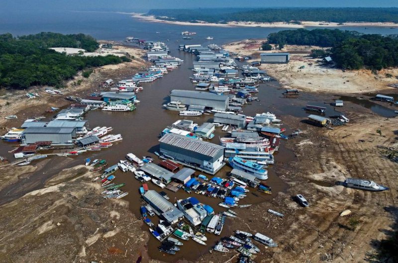 Estiagem afeta Manaus e barcos ficam encalhados na Marina do Davi, zona Oeste da cidade | Foto: Michael Dantas/AFP