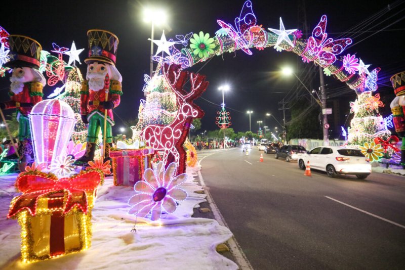 Decoração de luzes coloridas e outros ornamentos natalinos.Foto: Dhyeizo Lemos/Semcom.