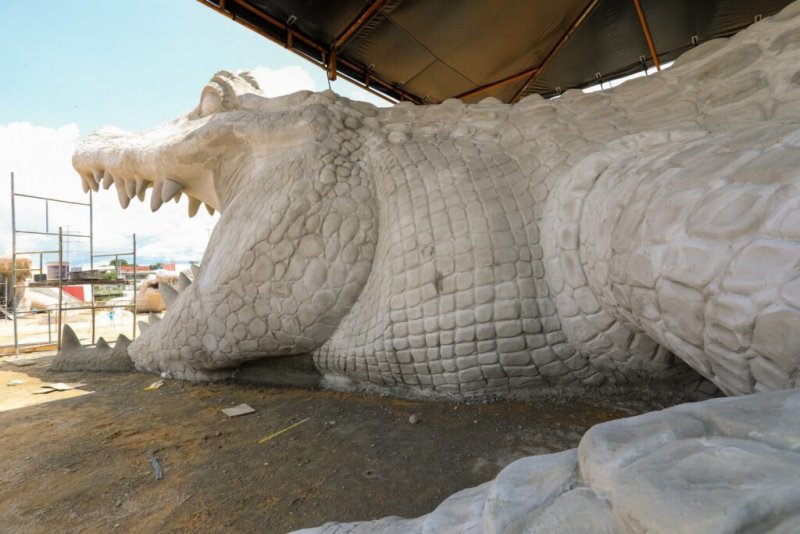 Escultura gigante esculpida em jacaré em construção na segunda etapa do parque Amazonino Mendes. Foto: Phil Limma / Semcom.
