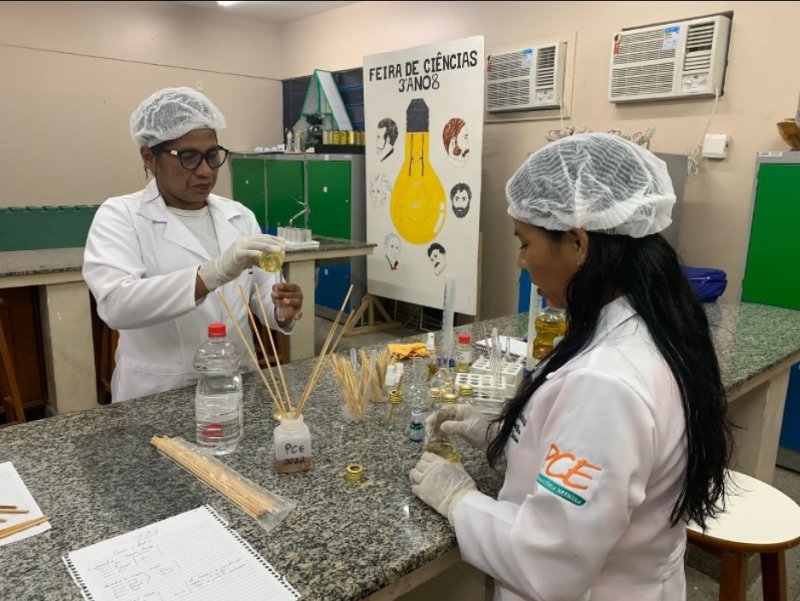 A produçãode aromatizantes detergentes, além de atrair os alunos, garantiu a permanência deles no programa. 