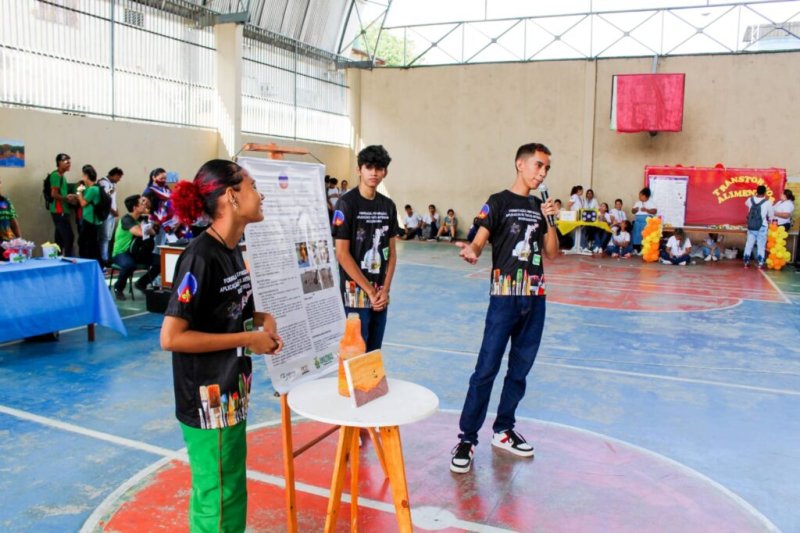 A produção das tintas resultou no aumento da consciência ambiental e do empreendedorismo entre os estudantes. Foto: Acervo da Pesquisadora Rebecca Freire de Castro.