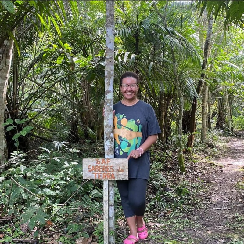 Valcléia Solidade em visita ao Sistema Agroflorestal (SAF) na comunidade Boa Frente, em Novo Aripuanã/Am. Foto: Reprodução Redes Sociais.