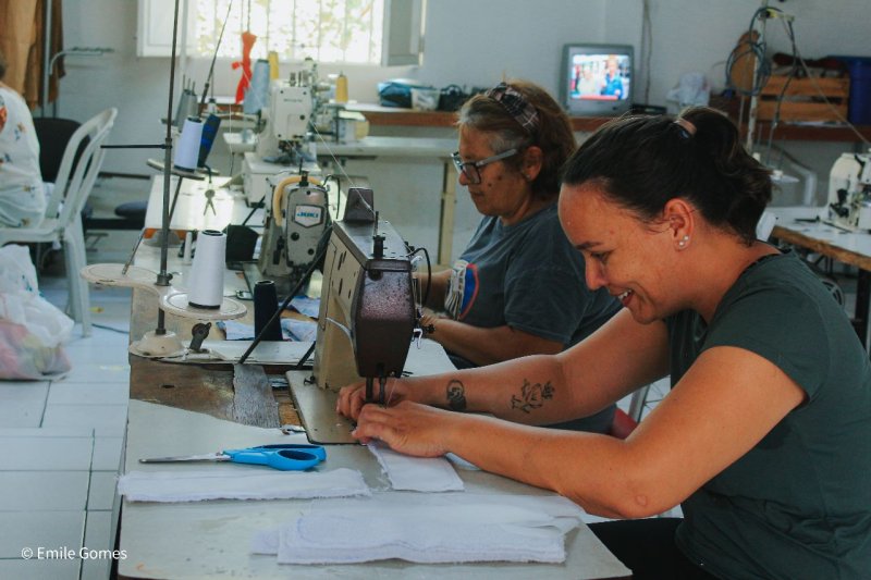 Mulheres aprendem a confeccionar os absorventes ecológicos, em Manaus, por meio de ação social. Foto: Emile Gomes