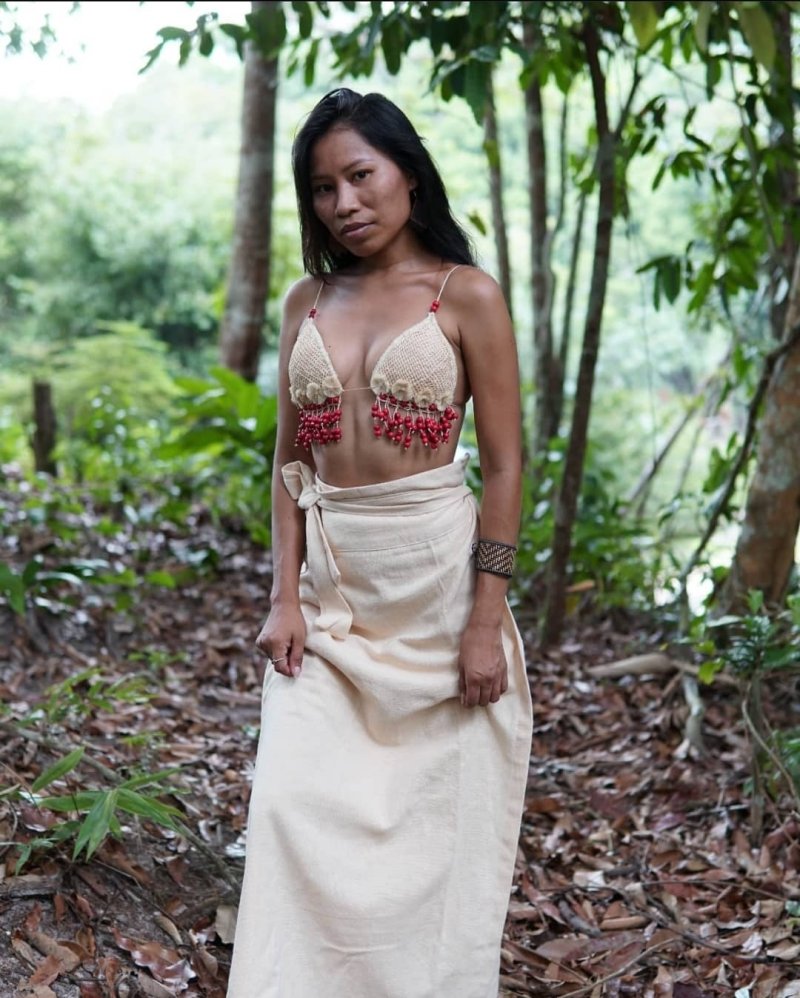 Indígena do povo Kubeo veste saia longa e top feitos pela estilista Yra Tikuna. Foto: Felipe Martins/ Reprodução Instagram.