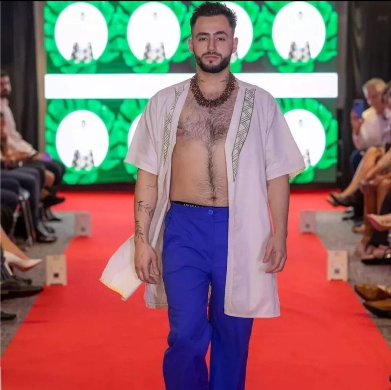 Modelo veste MI Moda Indigena na London Fashion Week. Foto: Reprodução Internet.