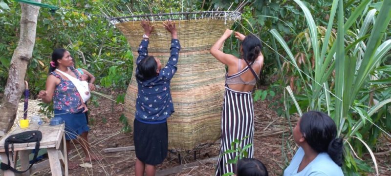 Indígenas confeccionando em tecelagem de palha artigos natalinos. Foto: Divulgação.