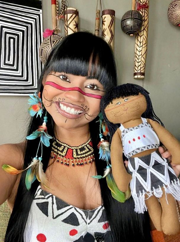 Ela confecciona bonecas com características próprias da cultura indígena. Foto: Divulgação/Redes Sociais